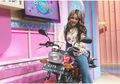 Rangkul Pria yang Bukan Suaminya, Ayu Ting Ting Unggah Potret Kompakan Pakai Busana Hitam