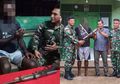 Tersentuh dan Merasa Seperti Keluarga dengan TNI yang Selalu Membantunya, Keluarga Anggota KKB Papua Ini Pertaruhkan Nyawa Untuk Serahkan Senjata Secara Sukarela