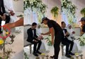 Gara-gara Virus Corona, Pasangan Penganti di Malaysia ini Ganti Air Mawar dengan Benda yang Sedang Banyak Diburu ini Dalam Prosesi Merenjis, Ide yang Cerdik