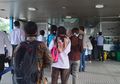 Antrian Panjang Transportasi Massal, Tak Semua Bisa Kerja dari Rumah