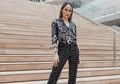 Body Semampai Bak Boneka Barbie, Cinta Laura Pede Tampil Modis dengan Tank Top Belahan Dada Rendah dan Celana Jeans Bootcut
