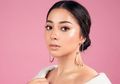 Pamer Kemewahan Perhiasan Brand Miliknya, Nikita Willy Tampil Teramat Seksi Pakai Dress Satin Belahan Dada Rendah