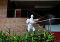 Cegah Virus Corona, Sejumlah Gedung Lakukan Penyemprotan Disinfektan, Ini Fungsi dan Efek Samping Cairan Disinfektan