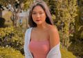 Di Rumah Aja, Marion Jola Pamer Wajah Tanpa Makeup dengan Rambut Berantakan dan Tali Bra Ngintip