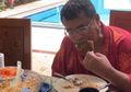 Ngaku Gara-gara Virus Corona, Hotman Paris Kini Makin Sederhana, Sambil Bawa Beras, Sang Pengacara Kondang Tampil Pakai Kaos Oblong dan Celana Compang-camping