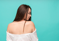 Di Rumah Aja Hindari Virus Corona, Yuk Atasi Jerawat Punggung dengan Bahan Alami Biar Pede Pakai Busana Backless!