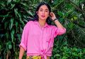 Unggah Foto Pakai Tank Top Jaman Masih Kinyis-Kinyis, Netizen Justru Salfok ke Handphone Jadul Ussy Sulistiawaty yang Mewah Pada Jamannya