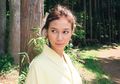 Jelaskan Soal Social Distancing, Yuki Kato Justru Unggah Foto Nyantai di Pantai dalam Balutan Tropical Dress yang Modis