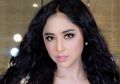 Buktikan Hidung dan Dagu Asli Tanpa Operasi, Dewi Perssik Tunjukkan Foto Waktu Jadi Pengantin di Usia 18 Tahun