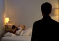 Akrab dengan Suara Perempuan yang Sedang Berhubungan Intim di Kamar Sebelah, Pria Ini Temukan Kekasihnya Berselingkuh dengan Lelaki Paruh Baya