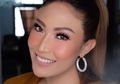 Ajarkan Anak Bebersih, Ayu Dewi Cuek Gosok Kamar Mandi dengan Penampilan Seadanya Tapi Alis Tetap On Fleek