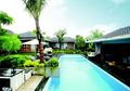 Rumah Tropis Mengadopsi Desain Vila di Bali, Punya 6 Bangunan Terpisah