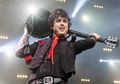 Vokalis Green Day Jalani Karantina di Rumah Sambil Cover Lagu Lawas 60-an