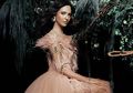 Seksinya Bikin Mimisan! Intip Cantiknya Nia Ramadhani dalam Balutan Sparkling Dress Belahan Tinggi Kala Dijepret Rio Motret