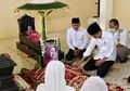 Duduk Bersimpuh Sambil Panjatkan Doa di Samping Pusara Sang Ibu, Ini Sederet Potret Presiden Jokowi saat Antarkan Almarhumah ke Tempat Peristirahatan Terakhir