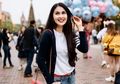 Tunjukkan Kaki Mulus Saat Foto Endorse, Kulit Putih Sandra Dewi Bikin Netizen Salfok: Kayak Manekin!