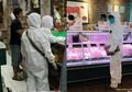 Saat Para Petugas Medis Terpaksa Pakai Jas Hujan, Orang-orang Ini Malah Kenakan APD Hanya untuk Belanja ke Pasar, Netizen yang Geram: Salah Satu Penyebab Kelangkaan