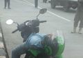 Driver Ojol ini Tergeletak Diatas Motornya Layaknya Orang Mati, Petugas Pun Langsung Panik Disangka Kena Corona, Ternyata Malas Tertidur Pulas!