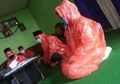 Enggak Habis Pikir! Pasangan Ini Nekat Nikah di Tengah Wabah Corona, Rela Tubuh Dibalut Jas Hujan Sampai Duduk Berjauhan