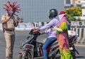 Demi Warga Patuhi Lockdown, Polisi India Pake Helm Corona Saat Bertugas