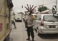 Mirip di India, Polisi di Mojokerto Pakai Helm Berbentuk Virus Corona Saat Sosialisasi