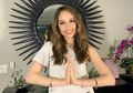 Meditasi Saat #DiRumahAja, Cinta Laura Pamer Tampilan Pakai Jumpsuit Hampir Melorot!