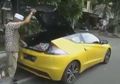 Viral, Sambil Kendarai Mobil Mewah, Mantan Anggota DPRD Solo Ini Berbagi Beras di Jalan, Hasan Mulachela : Tidak Mengundang, Saya Menjemput Mereka