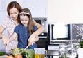 Buat Dapur Lebih Aman Untuk Anak dengan 4 Tips Ini, Jangan Lupakan Stop Kontak!