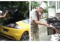 Viral Video Pria di Solo Bagi-bagi Beras dan Uang Pakai Mobil Mewah, ini Dia Sosoknya yang Bikin Tukang Becak Bersyukur...