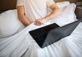 Jangan Curiga Dulu, Inilah Alasan Pria Sering Memasukan Tangan ke Dalam Celana