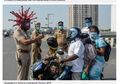 Agar Warga Tak Keluyuran Selama Lockdown, Polisi Ini Pakai Helm Virus Corona Saat Beri Peringatan Warga