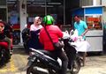 Di Tengah Pandemi Corona, Pasangan Suami Istri Ini Ikhlas Membagikan Makanan dan Sembako, Ternyata Hal Inilah yang Memantik Keinginan Mereka