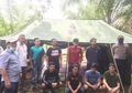 Terpaksa Pulang Kampung, Delapan Pemuda Aceh Besar Ini Justru Menikmati Karantina Mandiri di Hutan, Isi Waktu dengan Menjaring Ikan
