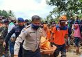 Pilu! Ingin Selamatkan Ibunya yang Lumpuh dari Bencana, Anak Ini Tewas Bersama sang Ibunda yang Ada di Dalam Gendongan Saat Tanah Longsor
