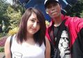 Bak Ketiban Durian Runtuh, Saat Sedang Bekerja di Jalan Tukang Sapu Ini Tiba-tiba Didatangi Bule Cantik dan Mengajaknya Nikah, 'Masa Bule Nembak Saya?!'