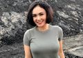 Gunakan Legging Ketat Sambil Lakukan Gerakan Olahraga di Rumah, Warganet Puji Artis yang Sudah Miliki 2 Cucu Ini Karena Tetap Kelihatan Awet Muda!