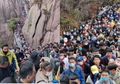 Hasrat Pikniknya Tertahan Selama Lockdown, Puluhan Ribu Warga China Malah Ramai-ramai Naik Gunung Setelah Kebijakan Dilonggarkan, Padahal Virus Corona Masih Mengintai Perlahan
