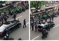 Diiringi Paspampres, Presiden Joko Widodo Bagi-bagi 400 Paket Sembako ke Pengemudi Ojek Online dan Pedagang Asongan di Jakarta