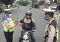Masih Banyak Pengendara Motor yang Tidak Pakai Masker Saat PSBB Jakarta, Langsung Kena Sanksi Pidana atau Denda Rp100 Juta?