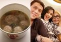 Asyik Makan di Warung Milik Ibunda Syahrini, YouTuber Ini Kaget Saat Tahu Harga Semangkok Bakso: Duh Garing Banget