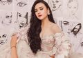 Tampil Seksi Saat Jual Baju Bekas, Amanda Manapo Malah Bikin Salfok Karena Bentuk Jidatnya!