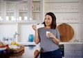 Stop Makan dan Minum Sambil Berdiri! Efeknya Bisa Picu Banyak Hal