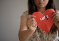 Sedih, 3 Zodiak Wanita Ini Cintanya Sering Bertepuk Sebelah Tangan!