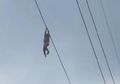 'Aku Udah Enggak Kuat Pegangan', Viral Bocah 9 Tahun Bergelantungan di Kabel Sling PLN Setinggi 15 Meter, Ini Cerita Bagaimana Si Bocah Bisa Alami Peristiwa Menegangkan Itu
