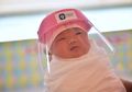 Rentan Terinfeksi Virus Corona, Petugas Puskesmas Ini Sukarela Buat Face Shield untuk Bayi