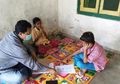 Viral Cerita Pilu di Tengah Pendemi, Seorang Guru di Sumenep Jawa Timur Rela Datangi Satu-satu Rumah Siswanya karena Tak Semua Punya Fasilitas Belajar Online