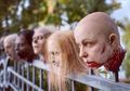 Produser Walking Dead Ngehias Gerbang Rumahnya Pake Kepala Zombie Untuk Nakutin Corona