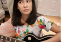 Dian Sastro Rayakan Hari Kartini dengan Berkebaya Sambil Bawa Gitar Gibson Les Paul