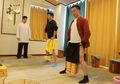Macem di Film, Sekolah Kung Fu Ini Ngajarin Ngangkat Benda Berat Pake Kemaluan
