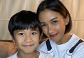 Atasi Kebosanan Selama Karantina di Rumah, Melanie Putria Isi #FamilyQuality bersama Anak Sematawayangnya dengan Berolahraga